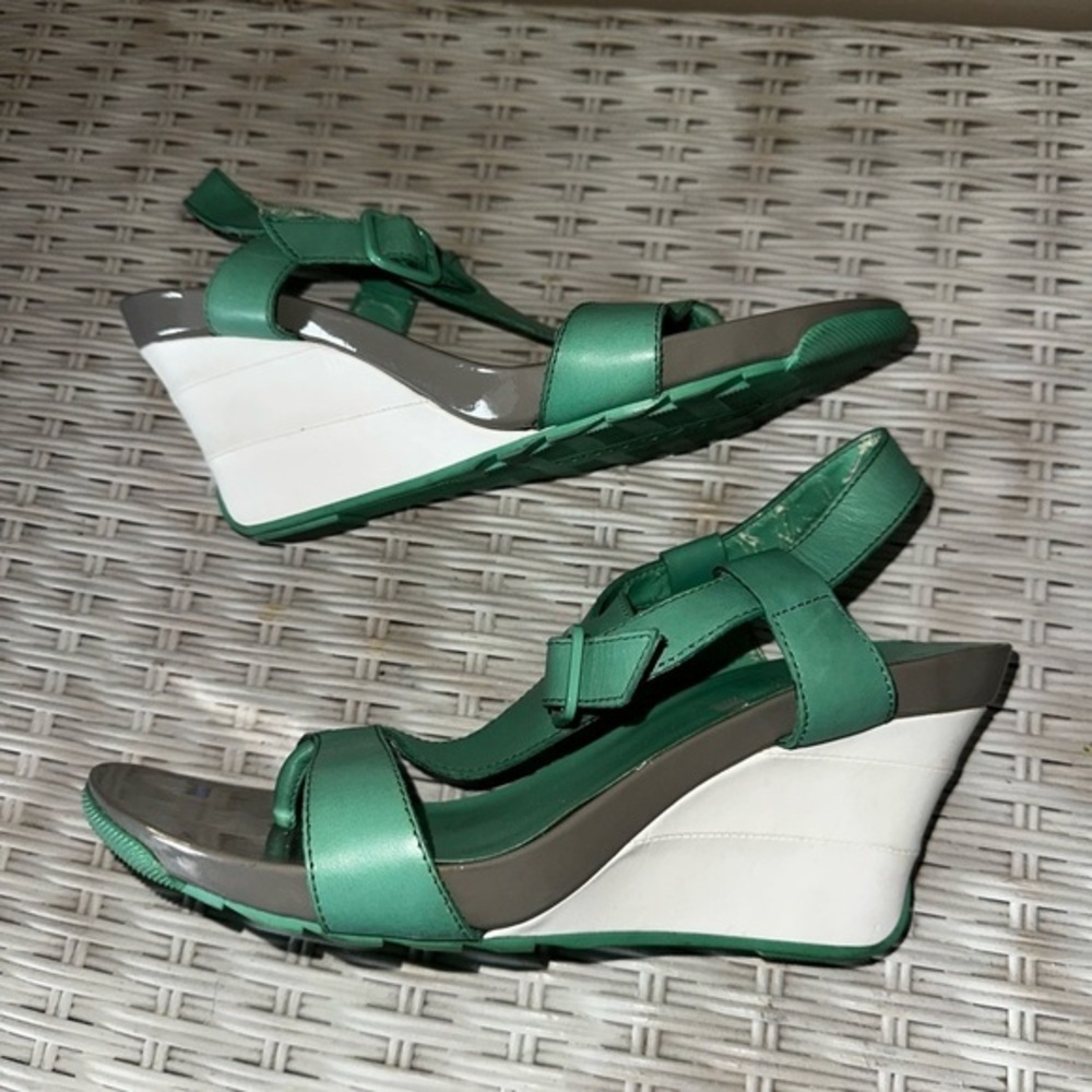 USED/Worn Kenneth Cole Reaction Green Sandals with Crisscross Straps
